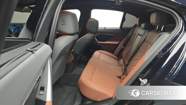 BMW 5 Series (G60) 2025 Черный из Кореи, фото 3
