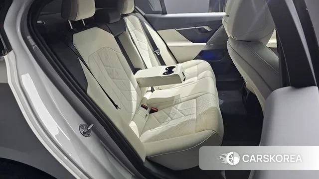 BMW 5 Series (G60) 2025 Белый из Кореи, фото 3