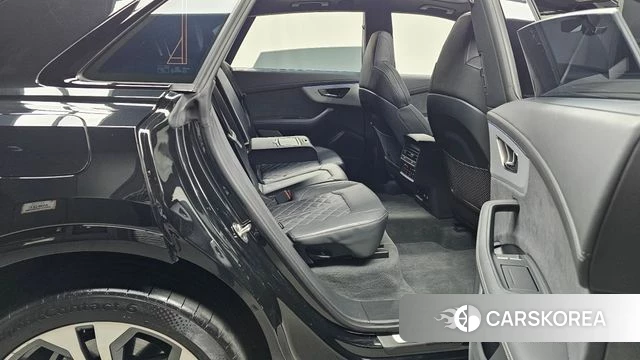 Audi Q8 (4M) 2023 Черный из Кореи, фото 3