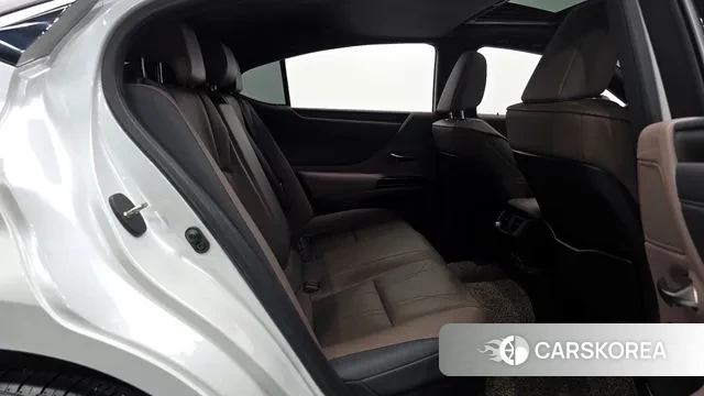Lexus ES300h 7th generation 2023 Белый из Кореи, фото 3