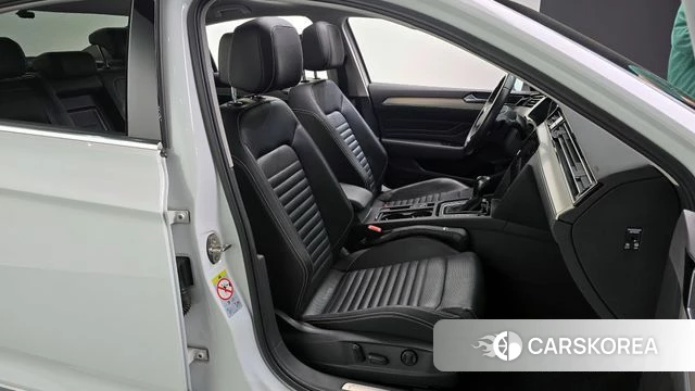 Volkswagen Passat GT (B8) 2021 Белый из Кореи, фото 3