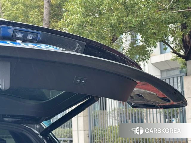 Audi Q5L 2023 Темно-серый из Китая, фото 3