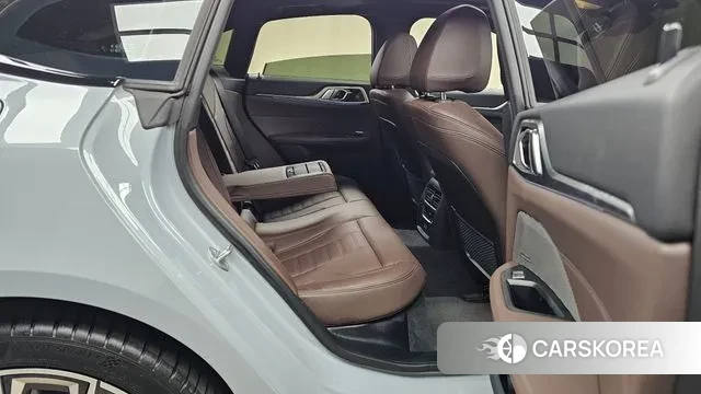 BMW i4 2024 Светло-серебряный цвет из Кореи, фото 3