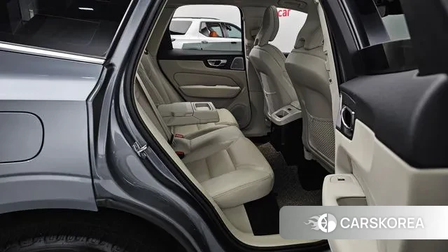Volvo XC60 second Generation 2021 Светло-серебряный цвет из Кореи, фото 3