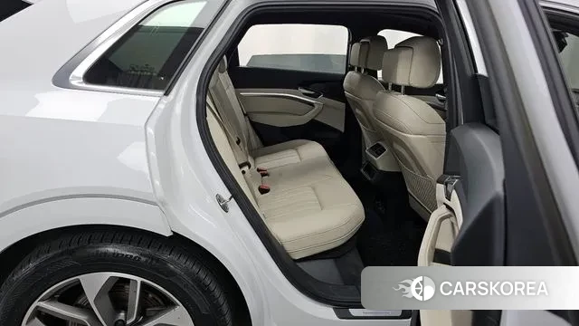 Audi e-Tron 2022 Белый из Кореи, фото 3