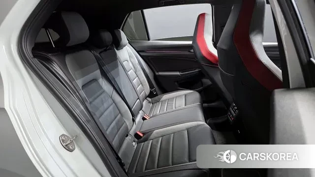 Volkswagen Golf 8th Generation 2023 Белый из Кореи, фото 3