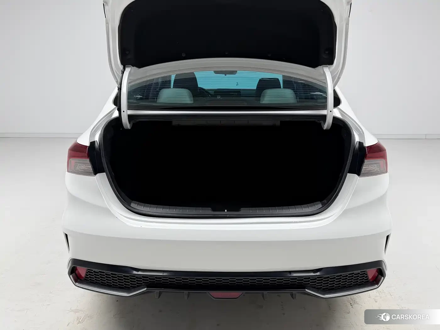 Kia K3 2023 Белый из Китая, фото 3