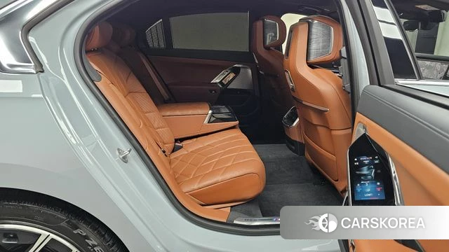 BMW 7 Series (G70) 2024 Серебристо-серый из Кореи, фото 3
