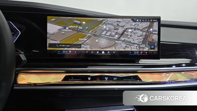 BMW 7 Series (G70) 2025 Светло-серебряный цвет из Кореи, фото 3