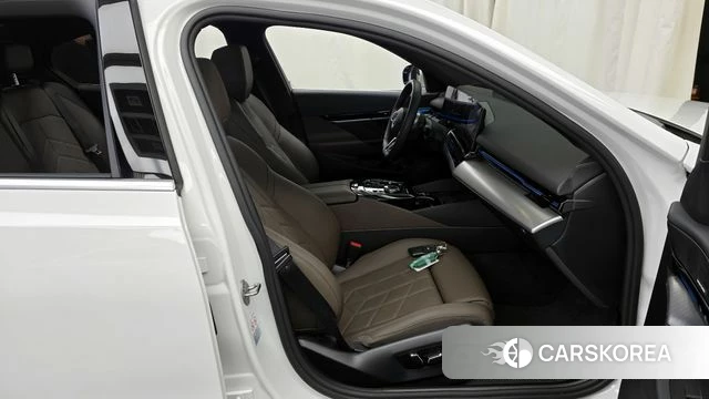 BMW 5 Series (G60) 2024 Белый из Кореи, фото 3