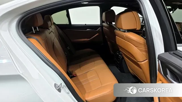 BMW 5 Series (G30) 2023 Белый из Кореи, фото 3