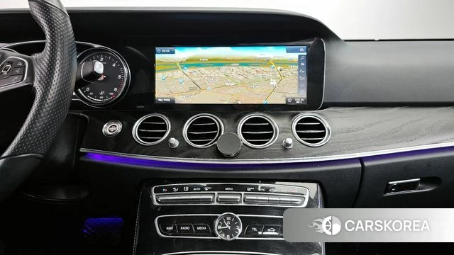 Mercedes-Benz E-Class W213 2018 Серебристо-серый из Кореи, фото 3