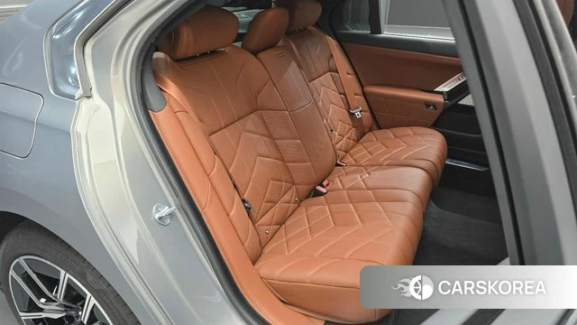 BMW 7 Series (G70) 2024 Серебристо-серый из Кореи, фото 3