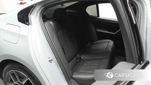 BMW 5 Series (G60) 2025 Серебристо-серый из Кореи, фото 3