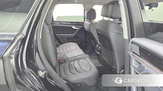 Volkswagen Touareg 3rd generation 2021 Черный из Кореи, фото 3