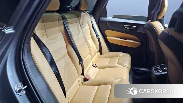 Volvo XC60 second Generation 2018 Светло-серебряный цвет из Кореи, фото 3