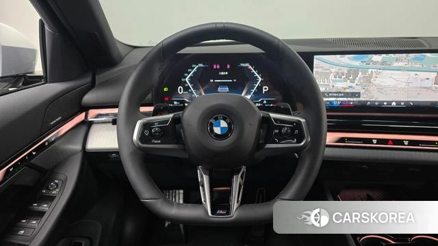 BMW 5 Series (G60) 2025 Цвет галактики из Кореи, фото 3