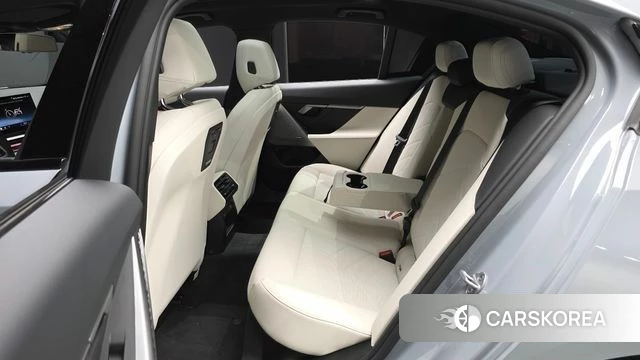 BMW 5 Series (G60) 2025 Серебристо-серый из Кореи, фото 3