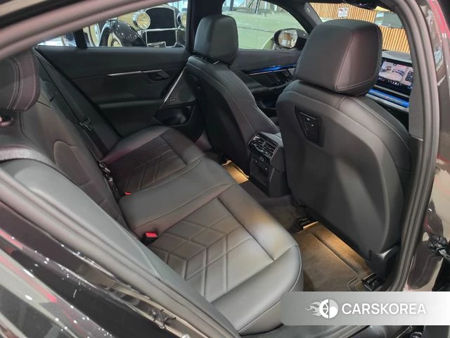 BMW 5 Series (G60) 2025 Черный из Кореи, фото 3