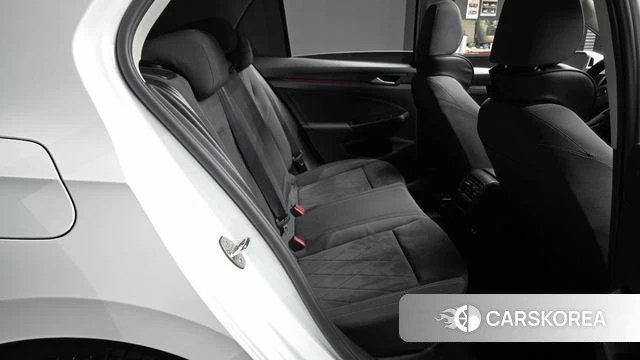 Volkswagen Golf 8th Generation 2023 Белый из Кореи, фото 3