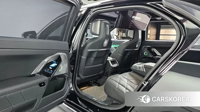 BMW 7 Series (G70) 2023 Черный из Кореи, фото 3