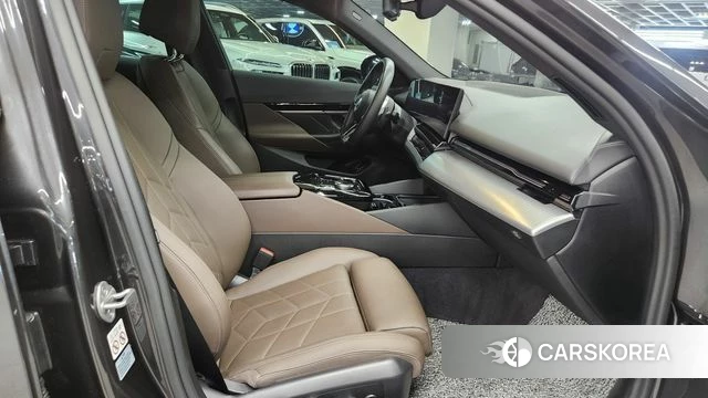 BMW 5 Series (G60) 2023 Серый из Кореи, фото 3