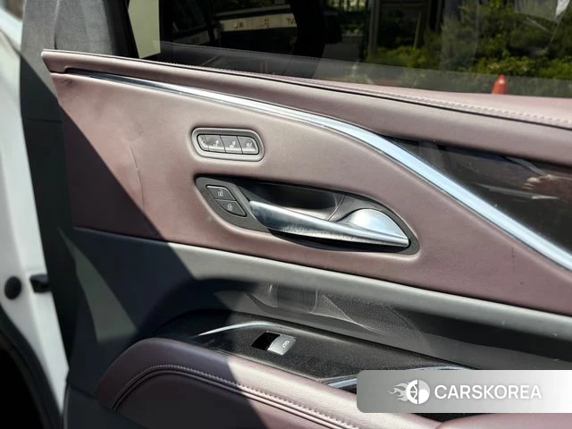 Cadillac Escalade 5th Generation 2022 Белый из Кореи, фото 3