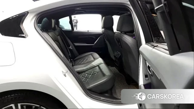 BMW 5 Series (G60) 2023 Белый из Кореи, фото 3