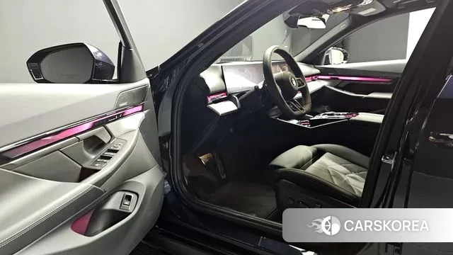 BMW 5 Series (G60) 2025 Черный из Кореи, фото 3