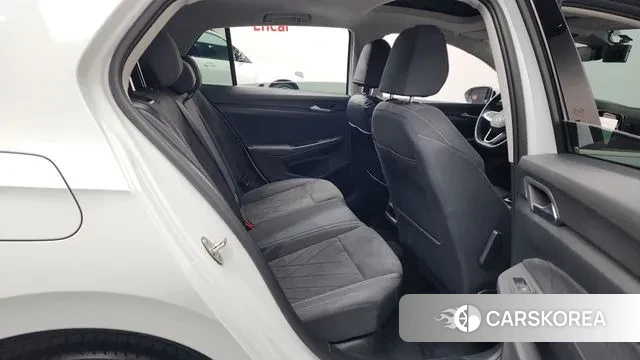 Volkswagen Golf 8th Generation 2024 Белый из Кореи, фото 3