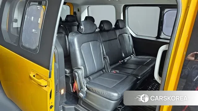 Hyundai Staria 2023 Желтый из Кореи, фото 3