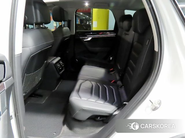 Volkswagen Touareg 3rd generation 2020 Белый из Кореи, фото 3