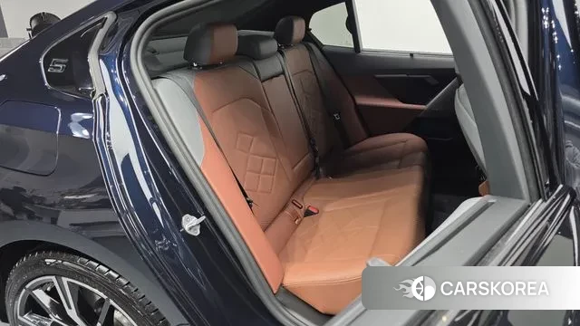 BMW 5 Series (G60) 2025 Черный из Кореи, фото 3