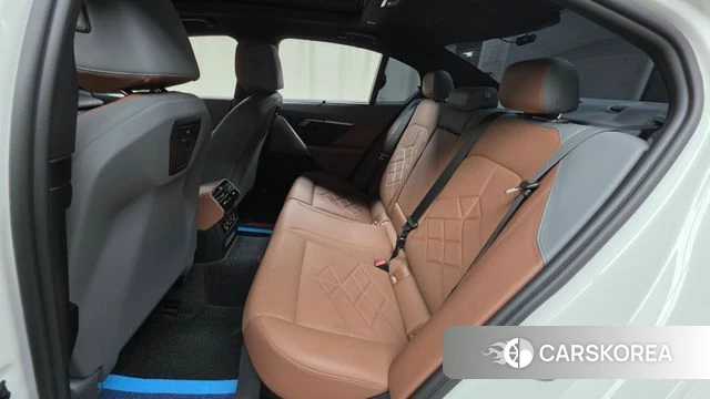 BMW 5 Series (G60) 2024 Белый из Кореи, фото 3