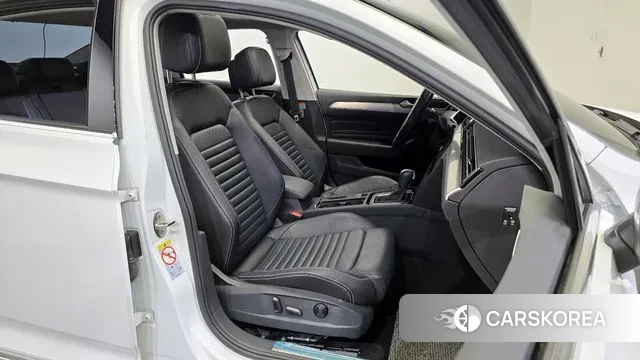 Volkswagen Passat GT (B8) 2022 Белый из Кореи, фото 3