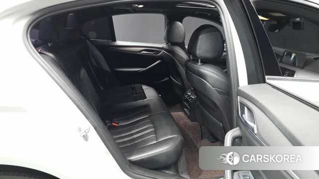 BMW 5 Series (G30) 2018 Белый из Кореи, фото 3