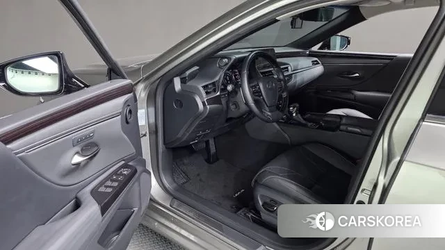 Lexus ES300h 7th generation 2021 Серебристо-серый из Кореи, фото 3
