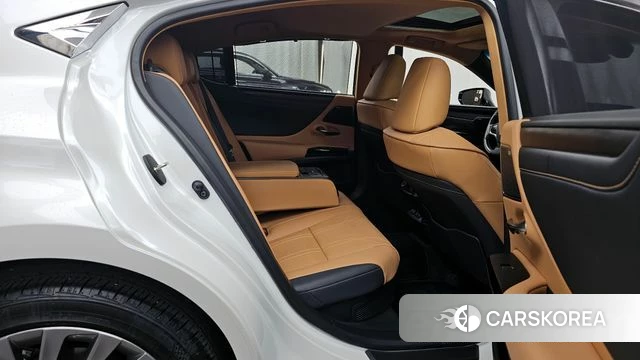 Lexus ES300h 7th generation 2024 Белый из Кореи, фото 3