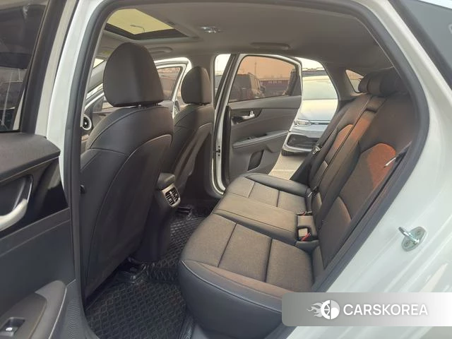 Kia K3 2023 Белый из Китая, фото 3