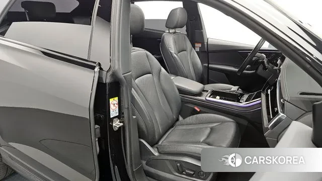 Audi Q8 (4M) 2023 Черный из Кореи, фото 3