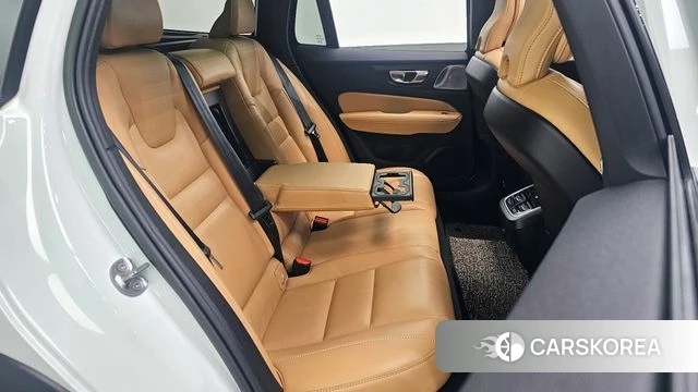 Volvo V60 Cross-Country 2nd Generation 2023 Белый из Кореи, фото 3