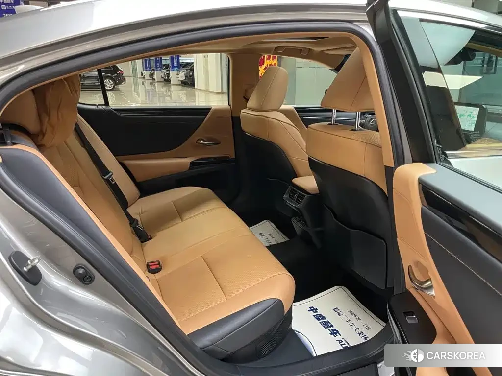 Lexus ES 2023 Silver/gray из Китая, фото 3