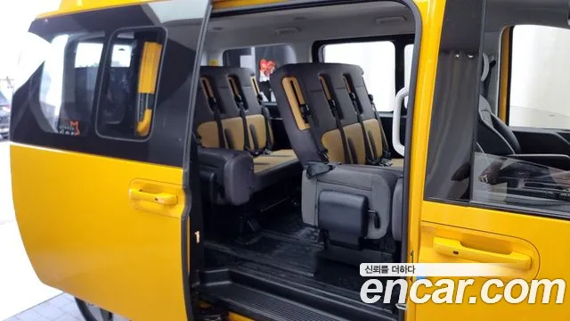 Hyundai Staria 2023 Желтый из Кореи, фото 3