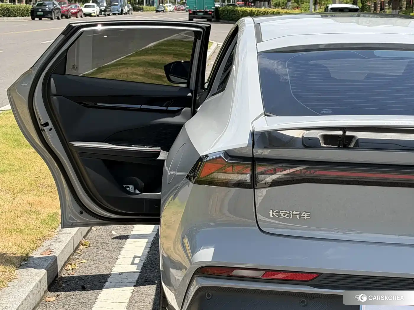 Chang'an UNI-V 2024 Silver/gray из Китая, фото 3