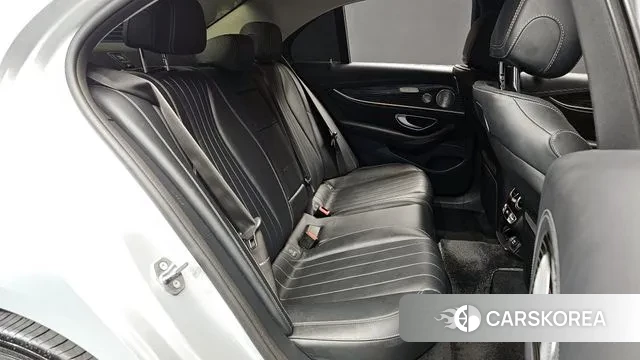 Mercedes-Benz E-Class W213 2018 Серебристо-серый из Кореи, фото 3