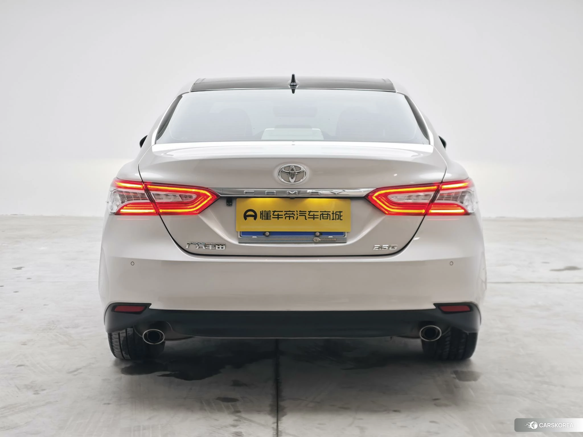 Toyota Camry 2021 Серебристо-серый из Китая, фото 3