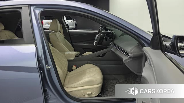 Hyundai The New Avante (CN7) 2023 Светло-серебряный цвет из Кореи, фото 3