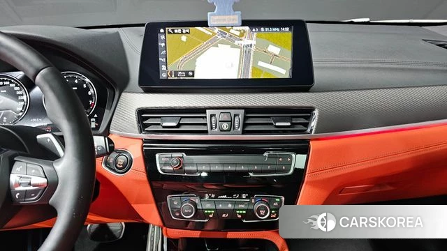 BMW X2 (F39) 2023 Светло-серебряный цвет из Кореи, фото 3