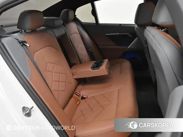 BMW 5 Series (G60) 2025 Белый из Кореи, фото 3