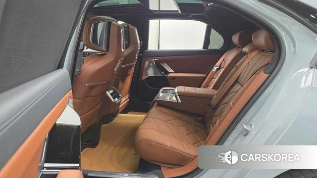 BMW 7 Series (G70) 2026 Светло-серебряный цвет из Кореи, фото 3